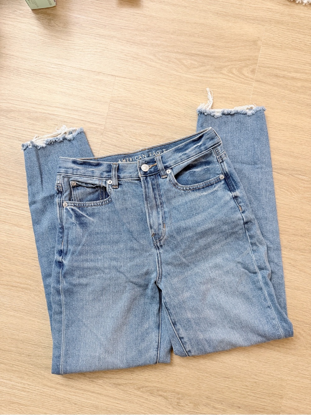 American Eagle High-Rise Light Wash Frayed Hem Jeans - Picture 3 of 7